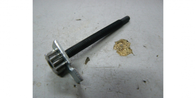 Винт натяжителя цепи